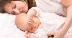 Colheita ou cama familiar: pais dormem com bebês


