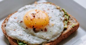 Com que frequência é saudável comer ovos?


