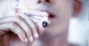 Como evitar fumar entre os mais novos, em 6 chaves