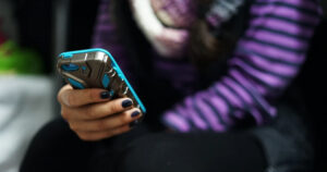 Como lidar com o uso excessivo das mídias sociais entre jovens e adolescentes
