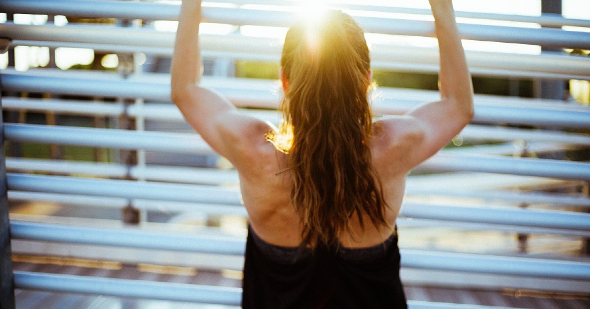 Como melhorar a postura das costas, com 4 exercícios simples