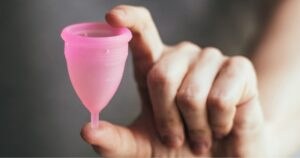 Copo menstrual: vantagens desta alternativa aos tampões e absorventes.


