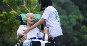 Cuidar do idoso: como funciona e quais as propostas que existem


