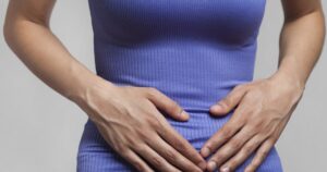 Dor no lado esquerdo do estômago: possíveis causas e o que fazer


