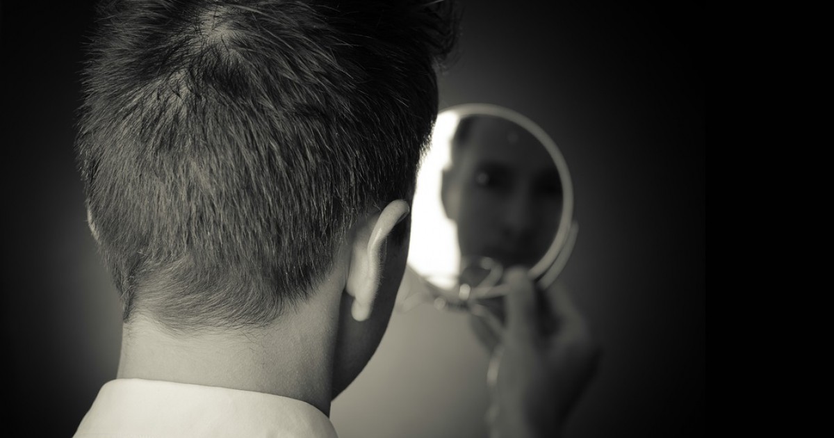 Medo de espelhos (catoptrofobia): causas, sintomas e terapia