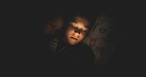 Meu filho tem medo de dormir sozinho: o que fazer?
