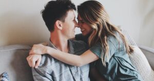 Pessoas que não sabem ser solteiras: 5 razões pelas quais estão sempre procurando um parceiro