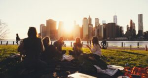Como conhecer pessoas em uma nova cidade: 6 dicas para socializar


