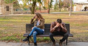 Desconfiança no relacionamento: 11 maneiras que nos machucam


